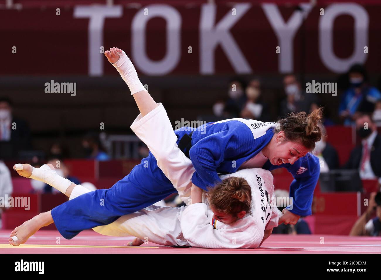 27.. JULI 2021 - TOKIO, JAPAN: Catherine Beauchemin-Pinard aus Kanada (blau) schlägt Anriquelis Barrios aus Venezuela (weiß) beim Bronze Medal Contest Stockfoto