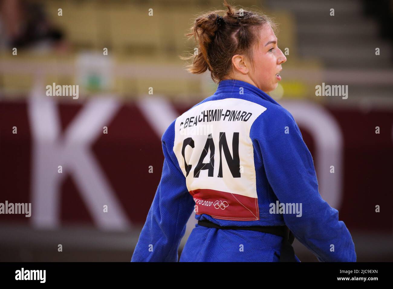 27.. JULI 2021 - TOKIO, JAPAN: Catherine Beauchemin-Pinard aus Kanada (blau) schlägt Anriquelis Barrios aus Venezuela (weiß) beim Bronze Medal Contest Stockfoto