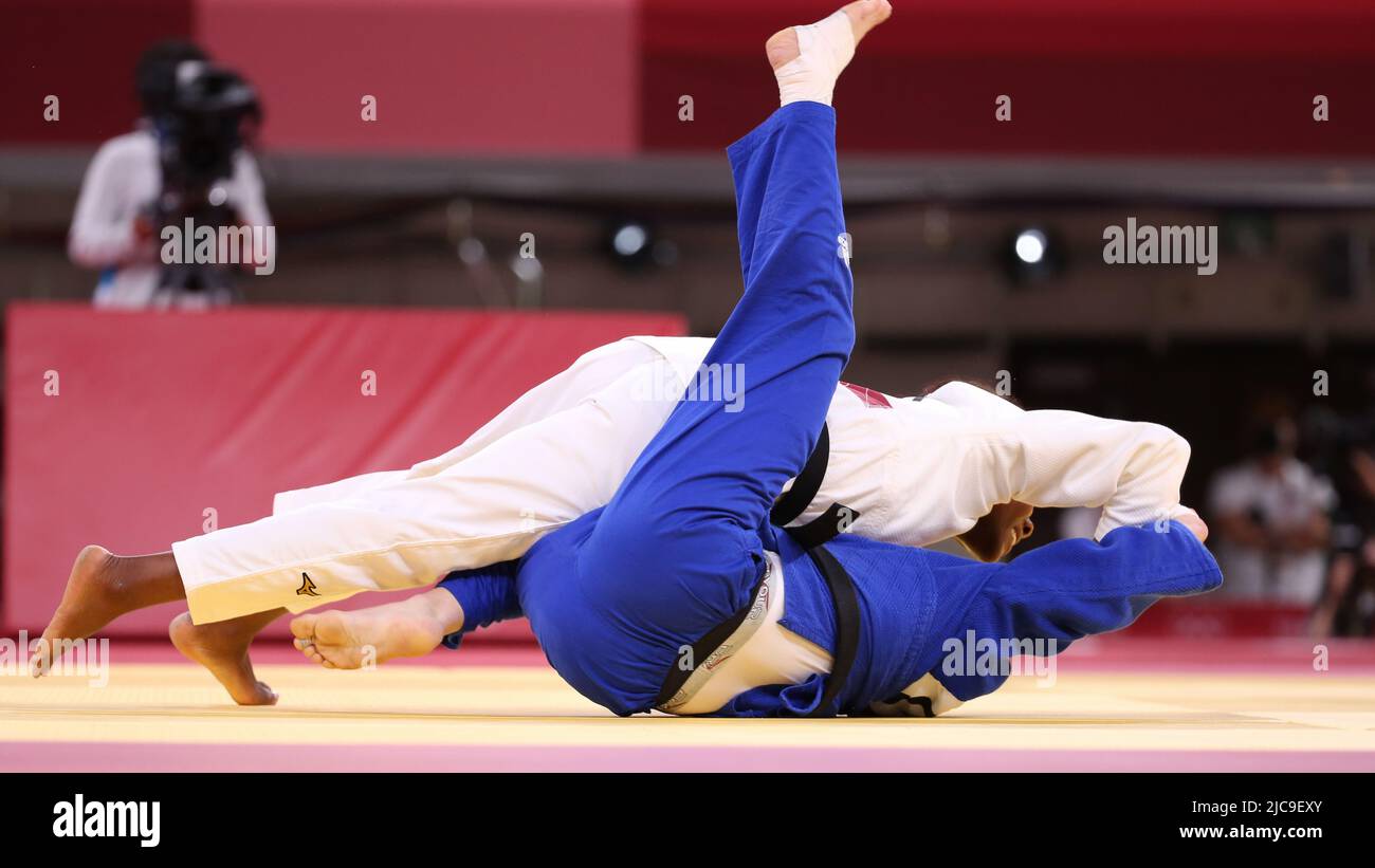 27.. JULI 2021 - TOKIO, JAPAN: Clarisse Agbegnenou aus Frankreich (weiß) besiegt Tina Trstenjak aus Slowenien (blau) beim Goldmedaillenwettbewerb des Judo Stockfoto