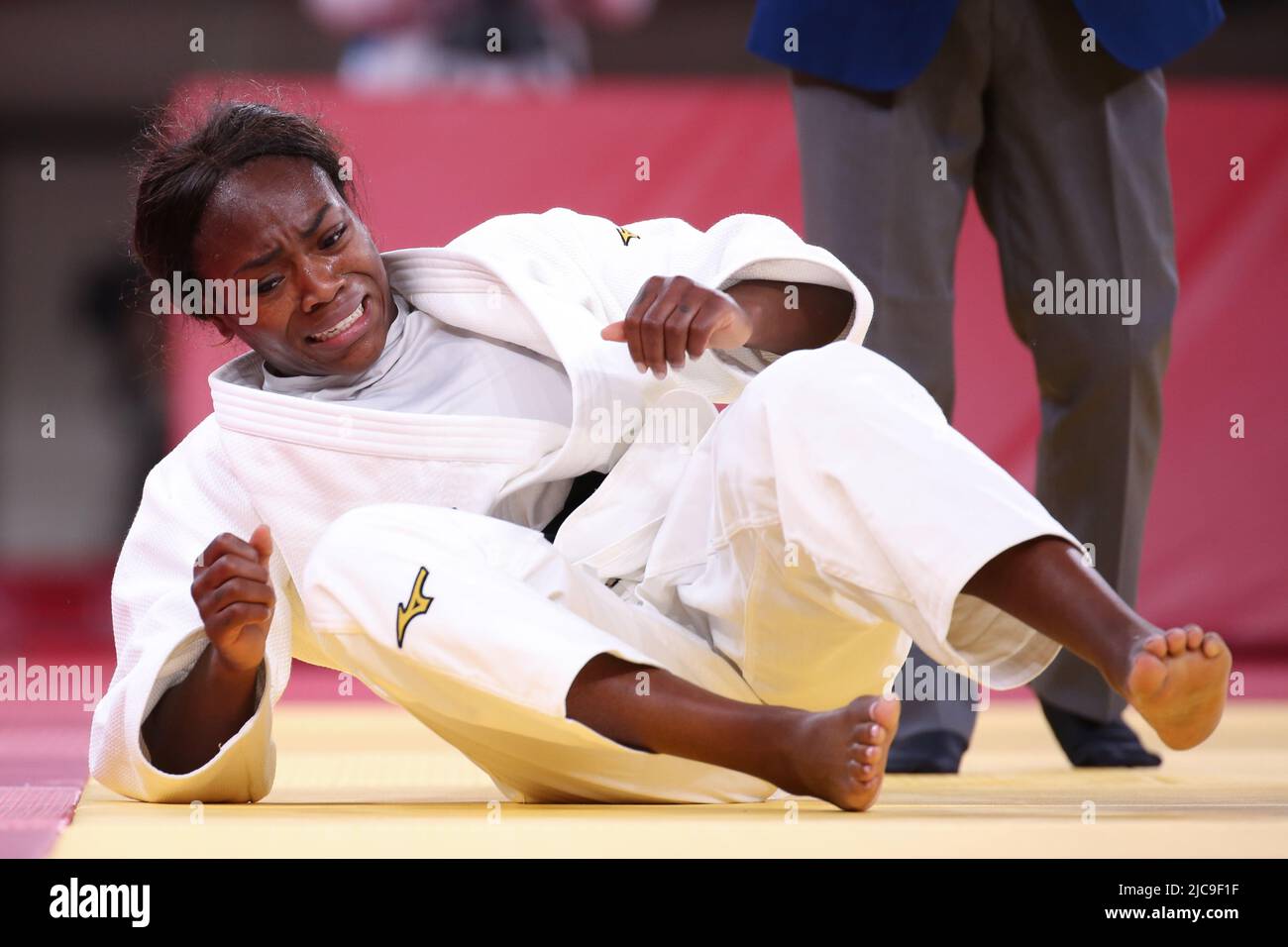 27.. JULI 2021 - TOKIO, JAPAN: Clarisse Agbegnenou aus Frankreich reagiert auf den Gewinn der Goldmedaille bei den Judo Women -63 kg beim Olympischen Spiel in Tokio 2020 Stockfoto