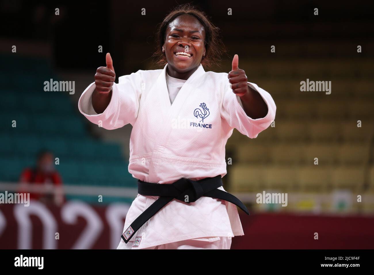 27.. JULI 2021 - TOKIO, JAPAN: Clarisse Agbegnenou aus Frankreich reagiert auf den Gewinn der Goldmedaille bei den Judo Women -63 kg beim Olympischen Spiel in Tokio 2020 Stockfoto