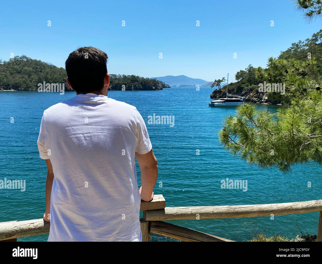 Junger Mann Blick auf das Meer in einer schönen Bucht in gunluku (katranci) Strand fethiye Stockfoto