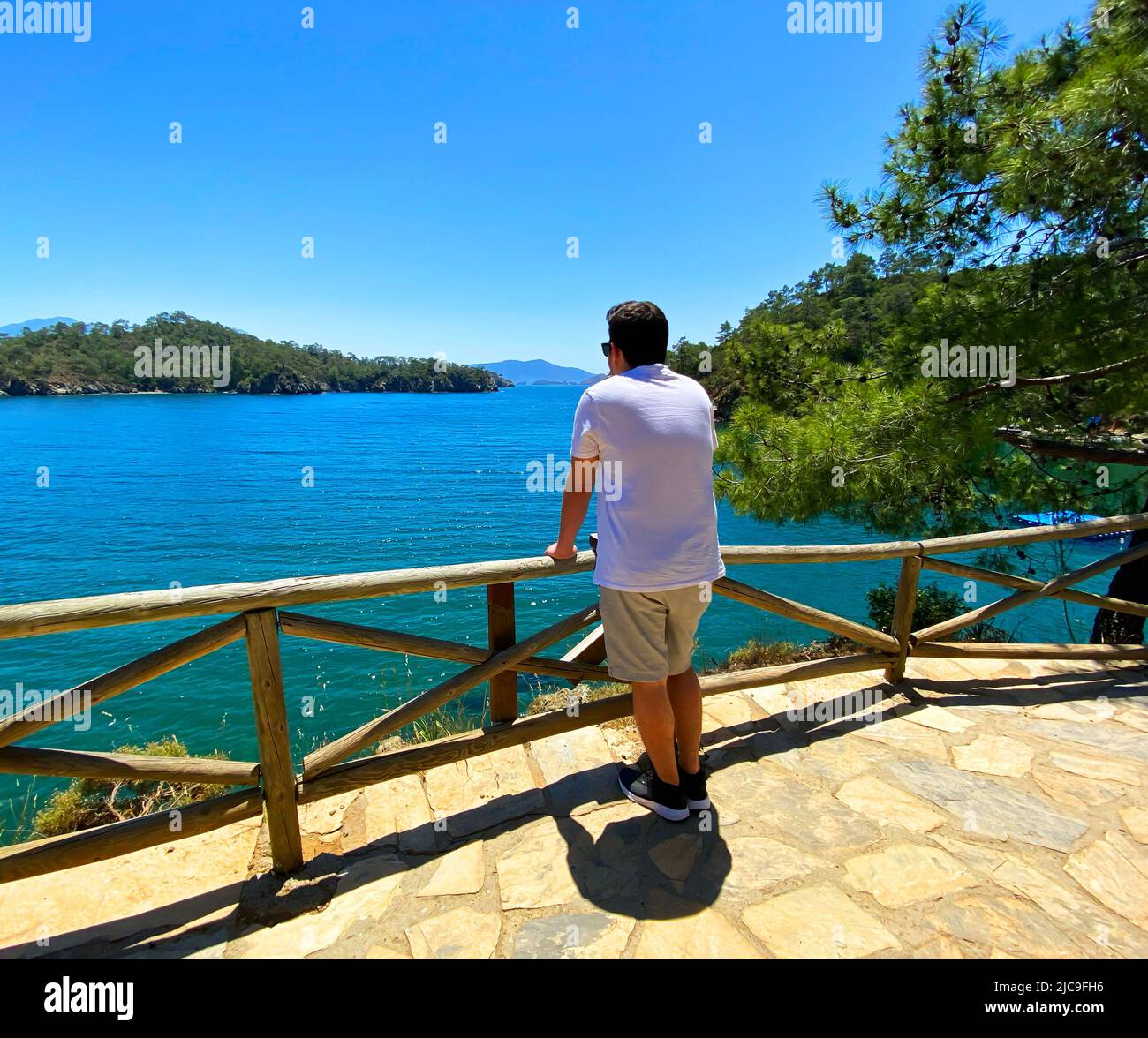 Junger Mann Blick auf das Meer in einer schönen Bucht in gunluku (katranci) Strand fethiye Stockfoto
