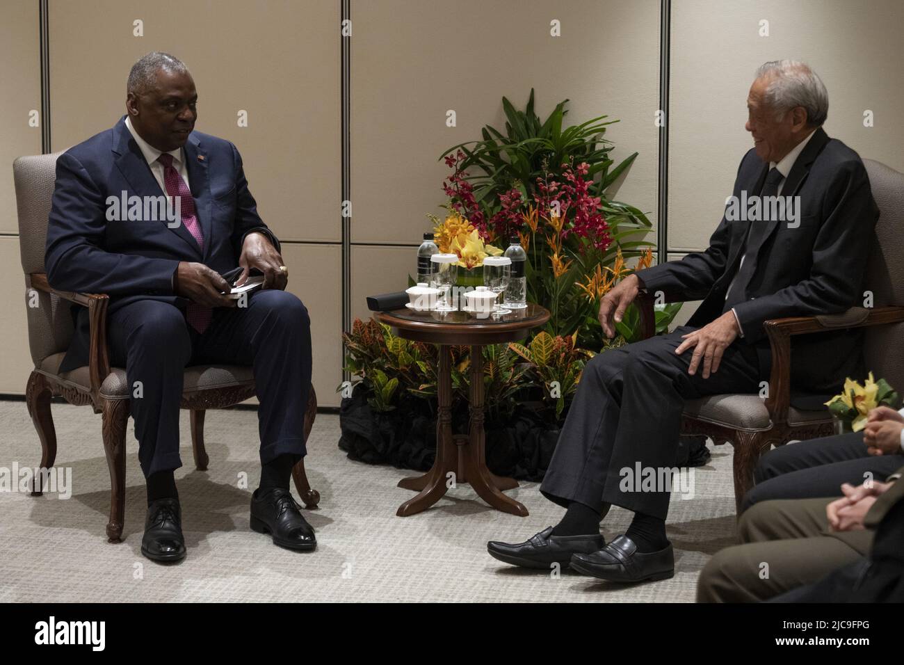 Singapur, Singapur. 11.. Juni 2022. Verteidigungsminister Lloyd J. Austin III trifft sich am Freitag, den 9. Juni 2022, mit dem Verteidigungsminister von Singapur, Dr. Ng eng Hen, auf dem Asiensicherheitsgipfel des IISS: Der Shangri-La-Dialog, besser bekannt als der Shangri-La-Dialog (SLD), in Singapur. Foto von Chad J. McNeeley/Department of Defense/UPI Credit: UPI/Alamy Live News Stockfoto