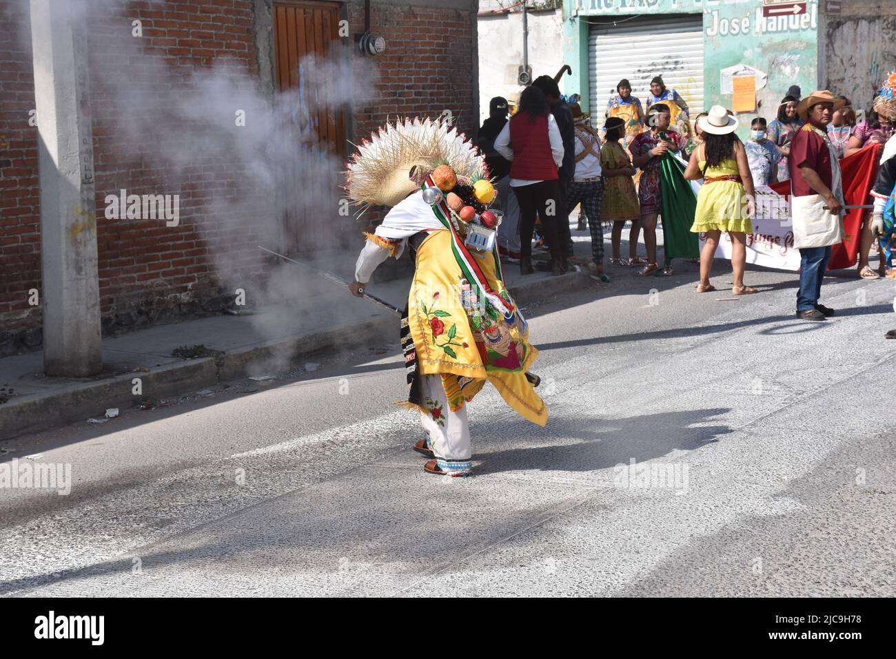 Während des Karnevals in Huejotzingo, Puebla, Mexiko, wurden Waffen abgefeuert Stockfoto