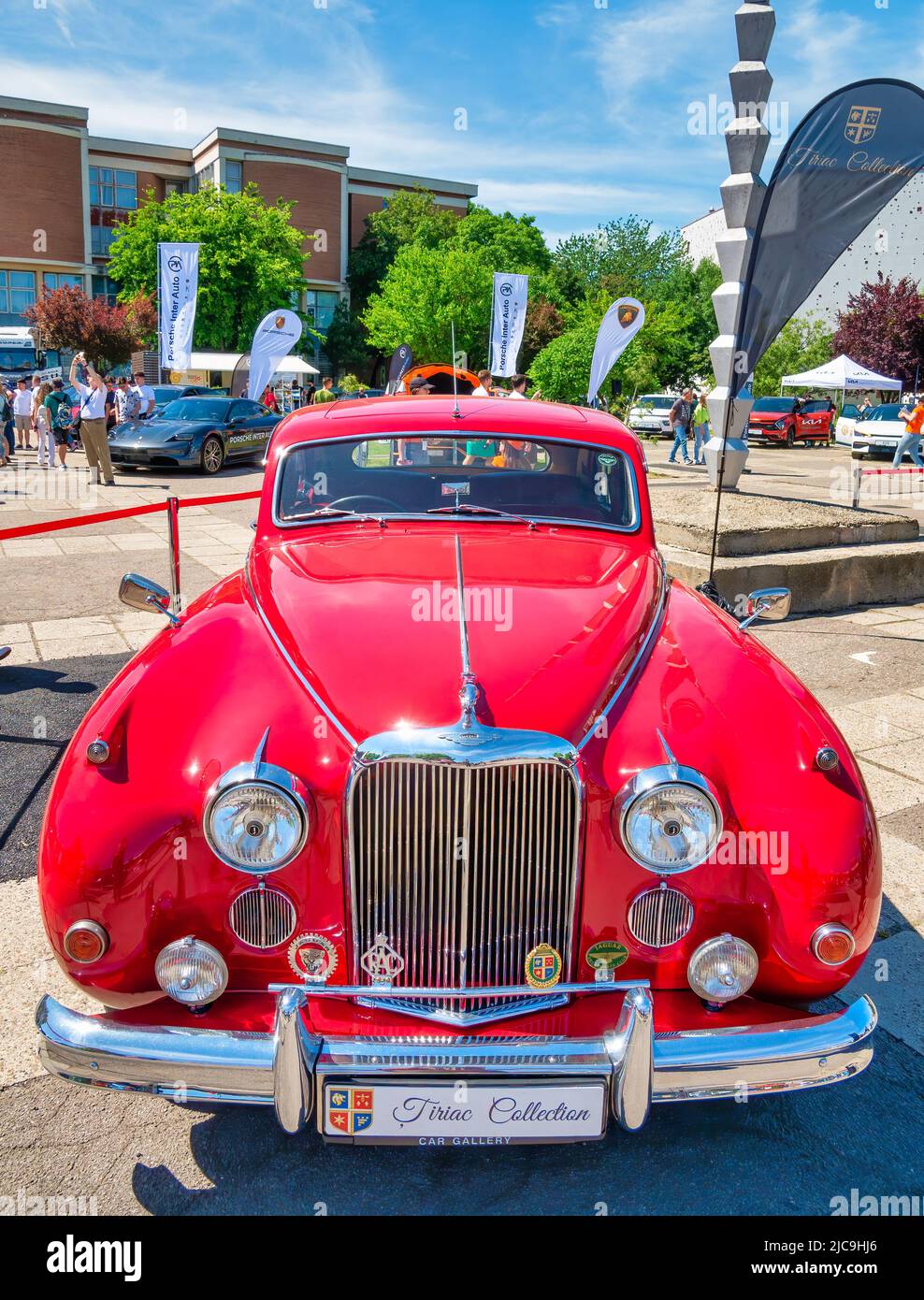 Bukarest, Rumänien - 05.20.2022: Vorderansicht mit einem roten Vinatge Jaguar MK IX. Stockfoto