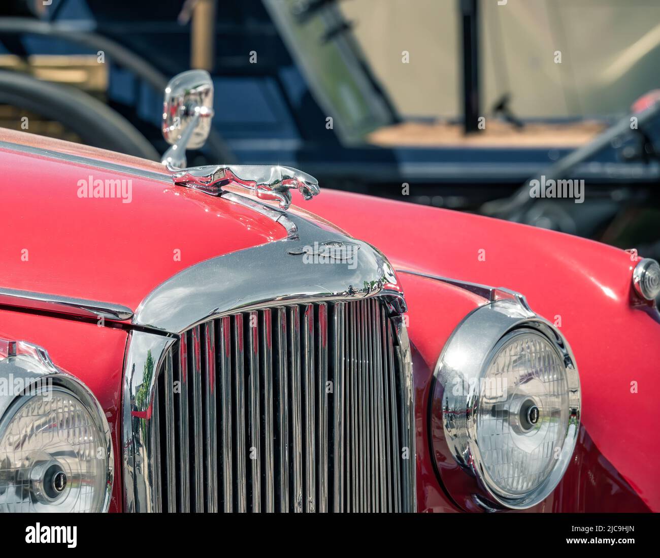Bukarest, Rumänien - 05.20.2022: Vorderansicht mit einem roten Vinatge Jaguar MK IX. Stockfoto