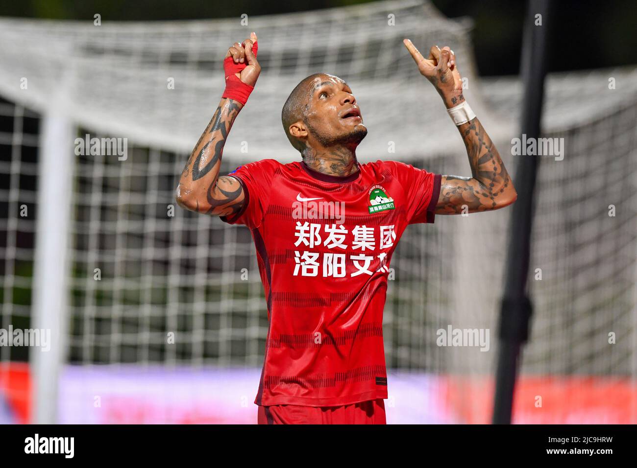 Haikou, Chinas Provinz Hainan. 11.. Juni 2022. Fernando Karanga von Henan SSLM feiert, nachdem er während eines Spiels der Chinesischen Fußballvereinigung (CSL) der Saison 2022 zwischen dem Zhejiang FC und dem Henan SSLM FC in Haikou, südchinesischer Provinz Hainan, am 11. Juni 2022 ein Tor erzielt hat. Quelle: Hu Zhixuan/Xinhua/Alamy Live News Stockfoto