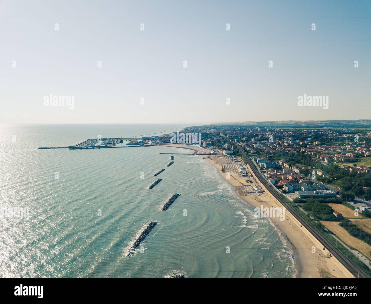 Italien, Juni 2022; Luftaufnahme von Fano mit Meer, Stränden, Hafen, Sonnenschirmen Stockfoto