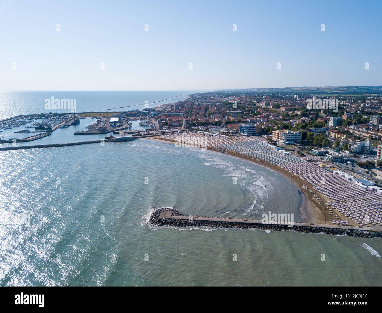 Italien, Juni 2022; Luftaufnahme von Fano mit Meer, Stränden, Hafen, Sonnenschirmen Stockfoto