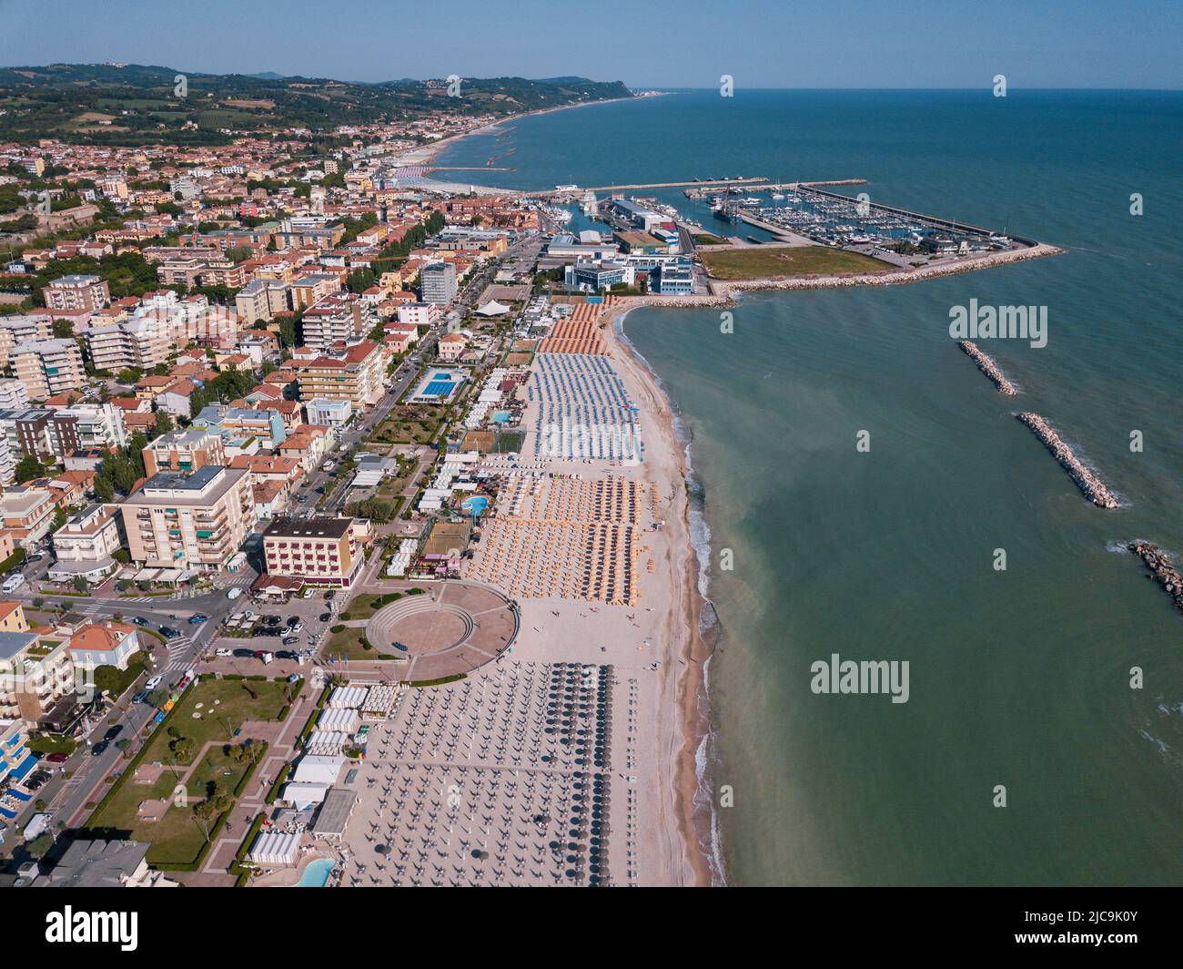 Italien, Juni 2022; Luftaufnahme von Fano mit Meer, Stränden, Hafen, Sonnenschirmen Stockfoto