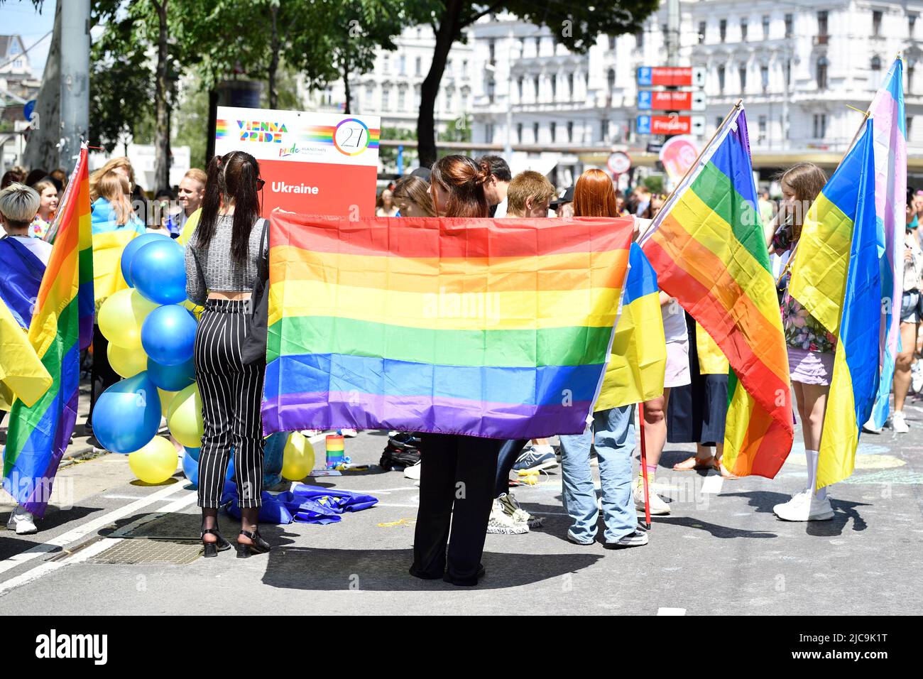 Wien, Österreich, 11.. Juni 2022. 26. Regenbogenparade über die Wiener Ringstraße. Ukrainische LGBTIQ-Gruppe bei der Regenbogenparade in Wien. Quelle: Franz Perc/Alamy Live News Stockfoto