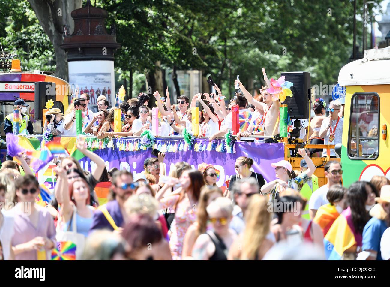 Wien, Österreich, 11.. Juni 2022. 26. Regenbogenparade über die Wiener Ringstraße. Quelle: Franz Perc/Alamy Live News Stockfoto