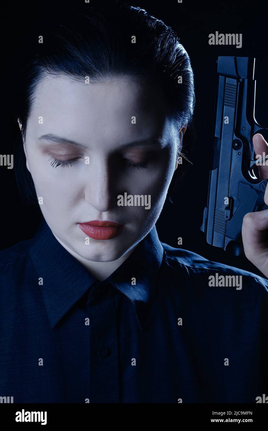 Weibliche Porträt mit Waffe Nahaufnahme auf schwarzem Hintergrund Nahaufnahme Vorderansicht Stockfoto