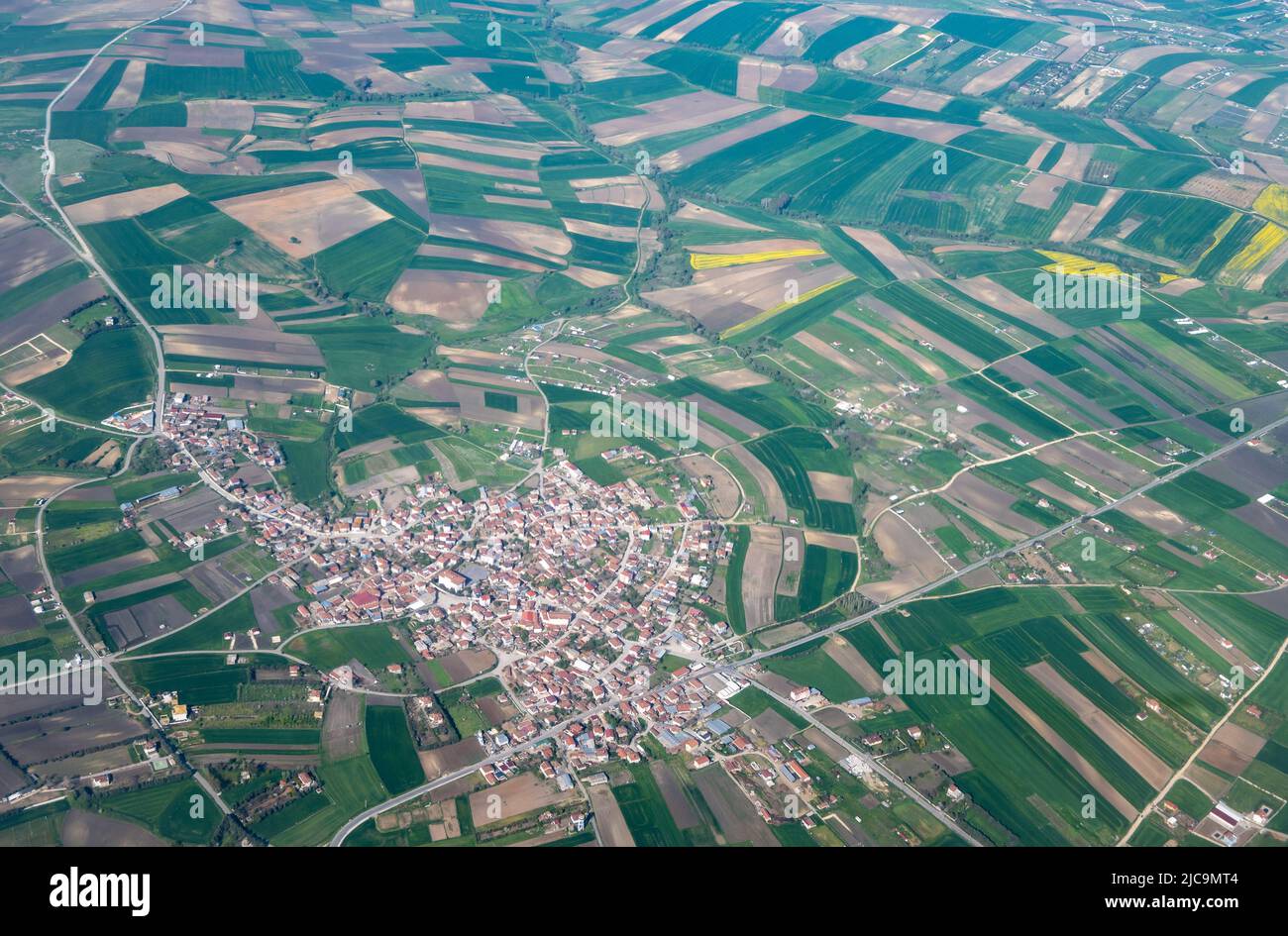 Arial Foto zeigt Stadt und Landwirtschaft Felder. Türkiye. Stockfoto
