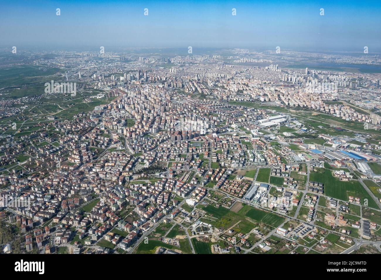 Arial-Foto zeigt das Wohnviertel von Istanbul, Türkiye. Stockfoto