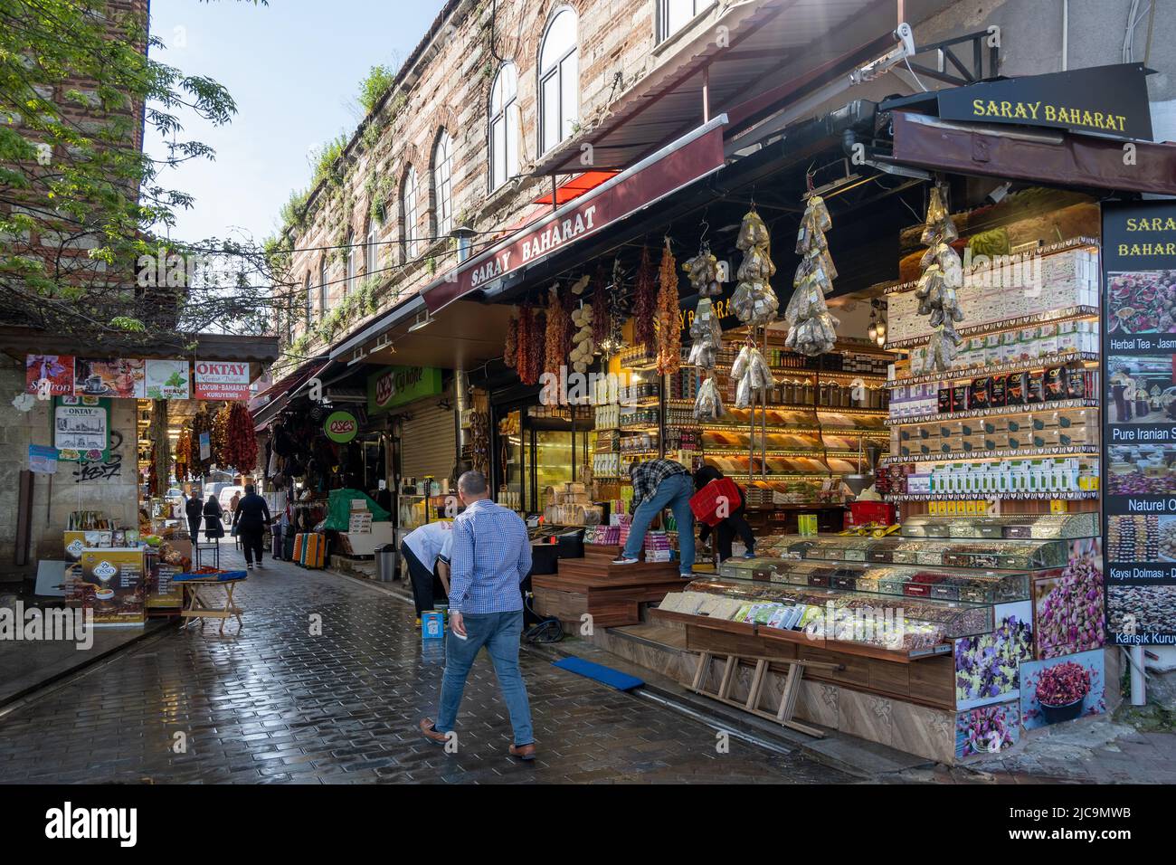 Geschäfte an der Straße. Istanbul, Türkiye. Stockfoto
