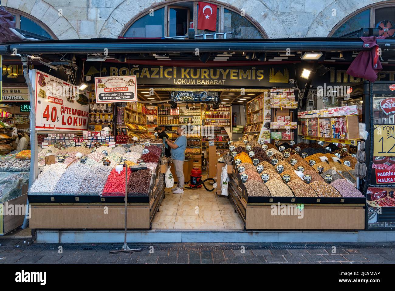 In einem Geschäft an der Straße werden verschiedene Gewürze verkauft. Istanbul, Türkiye. Stockfoto