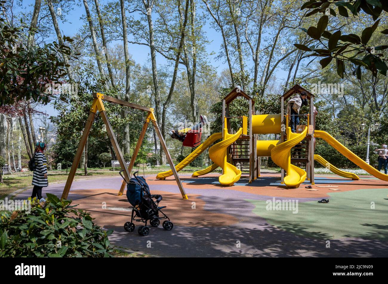 Kinder spielen auf dem Spielplatz des Gülhane Parks, Istanbul, Türkiye. Stockfoto