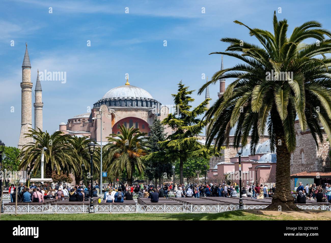 Touristen besuchen berühmte Attraktionen wie die Hagia Sophia am Sultanahmet-Platz, Istanbul, Türkiye. Stockfoto