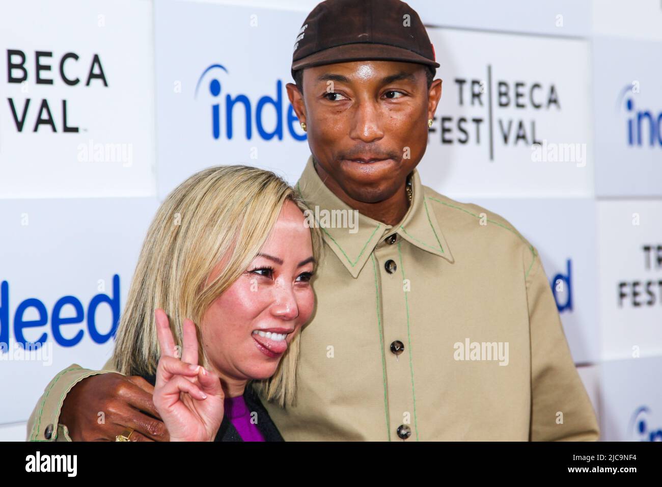 NEW YORK, NY, USA - 10. JUNI 2022: Minya Oh und Pharrell Williams beim 'Storytellers Pharrell in Conversation' 2022 Tribeca Film Festival Stockfoto