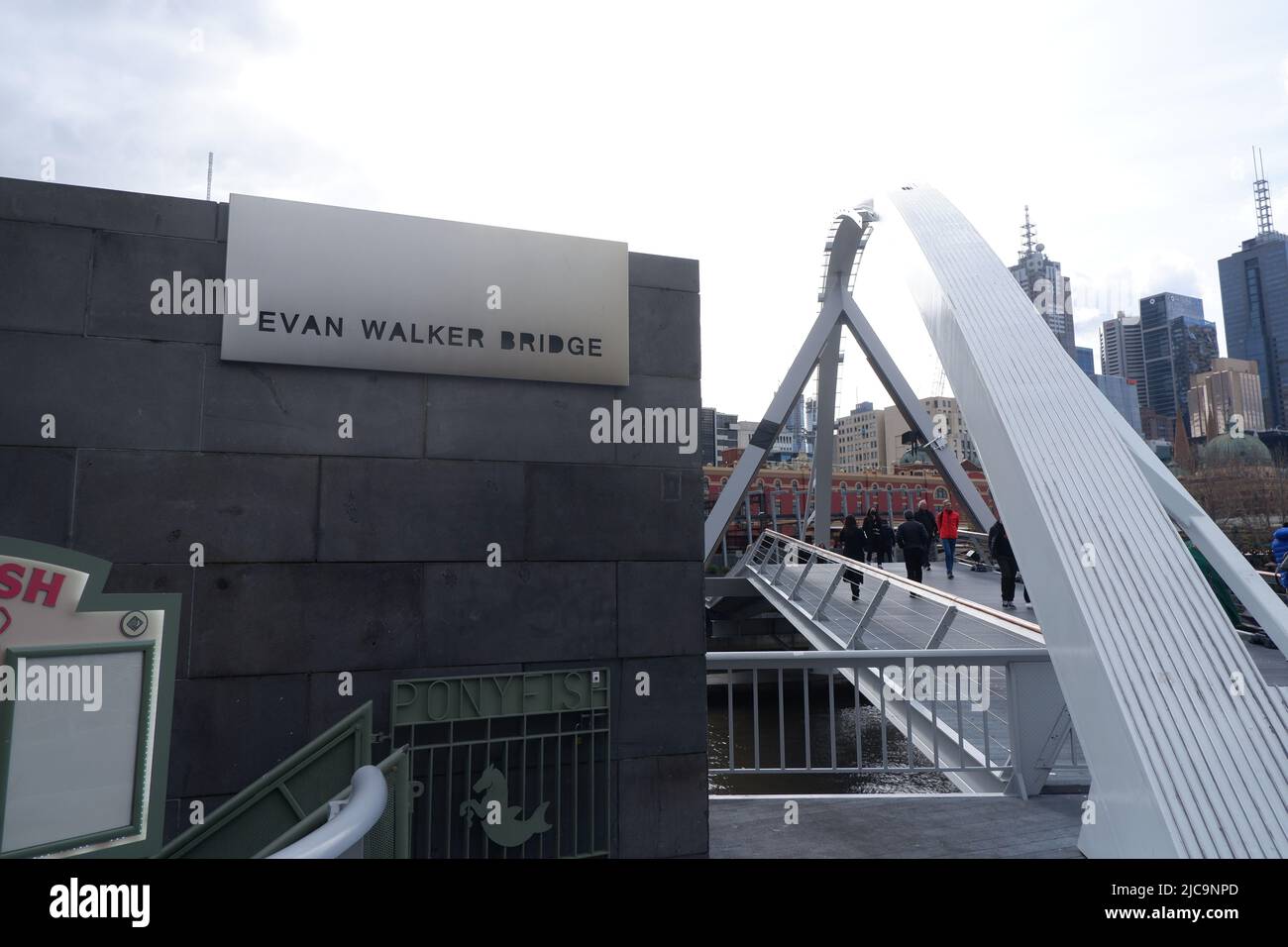 MELBOURNE, AUSTRALIEN - 2. Juni 2022: Momentaufnahme der Evan Walker Brücke mit ihrem Schild über dem Fluss Yarra in der Hauptstadt Victoria in Melbourne, Australien Stockfoto