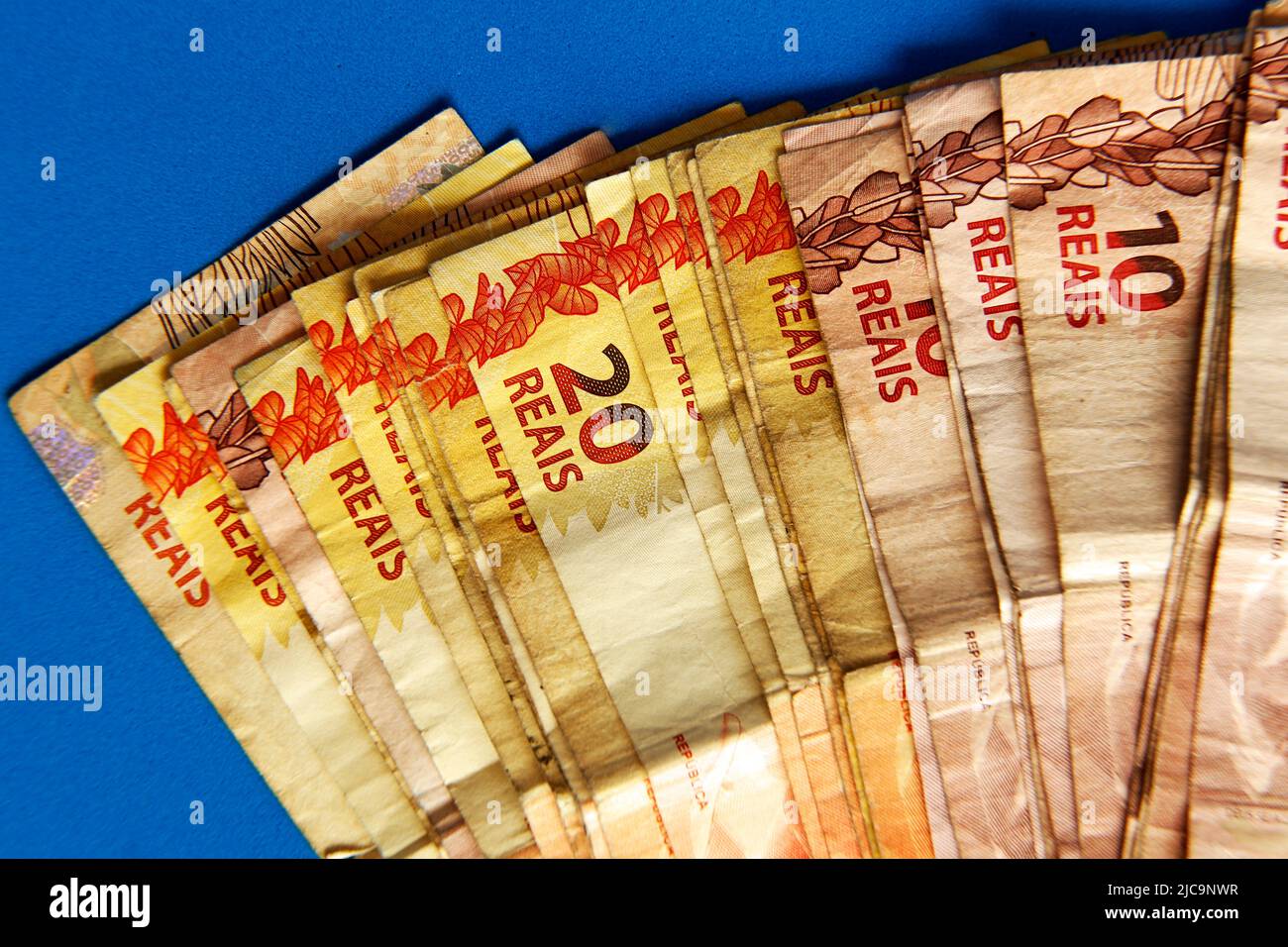 Mehrere zehn und zwanzig brasilianische echte Noten - zwanzig hervorgehoben Stockfoto