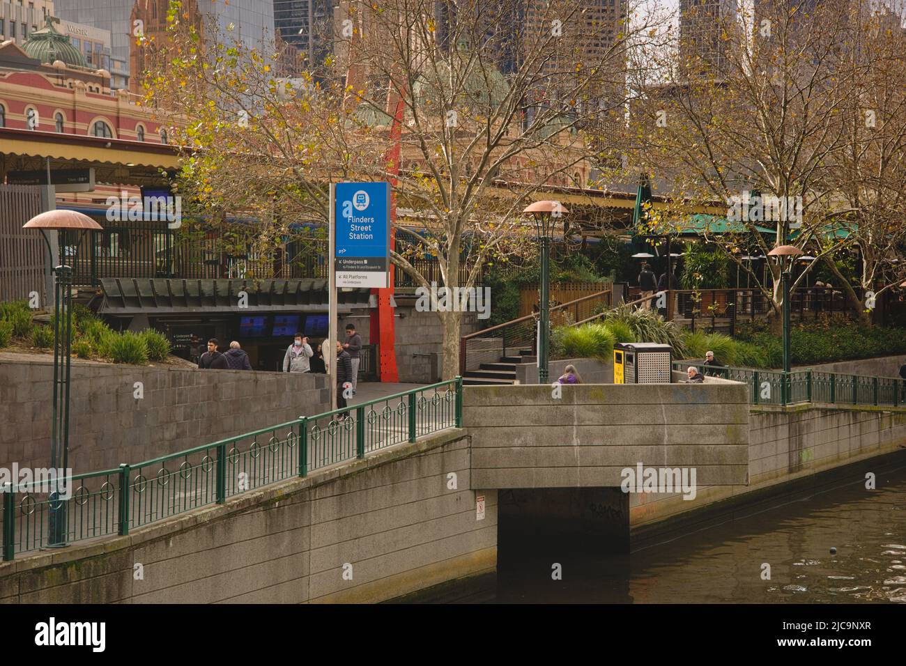 Riverside Ausgang der Flinders Street Station in Melbourne Australien während Sonnenuntergang Abendzeit. Stockfoto