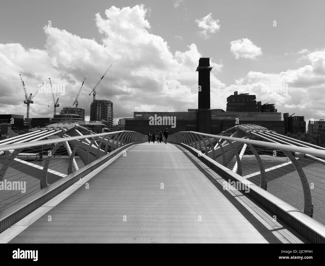 London, Großraum London, England, Juni 08 2022: Monochrom. Millennium Bridge mit Tate Modern Gebäude im Hintergrund. Stockfoto