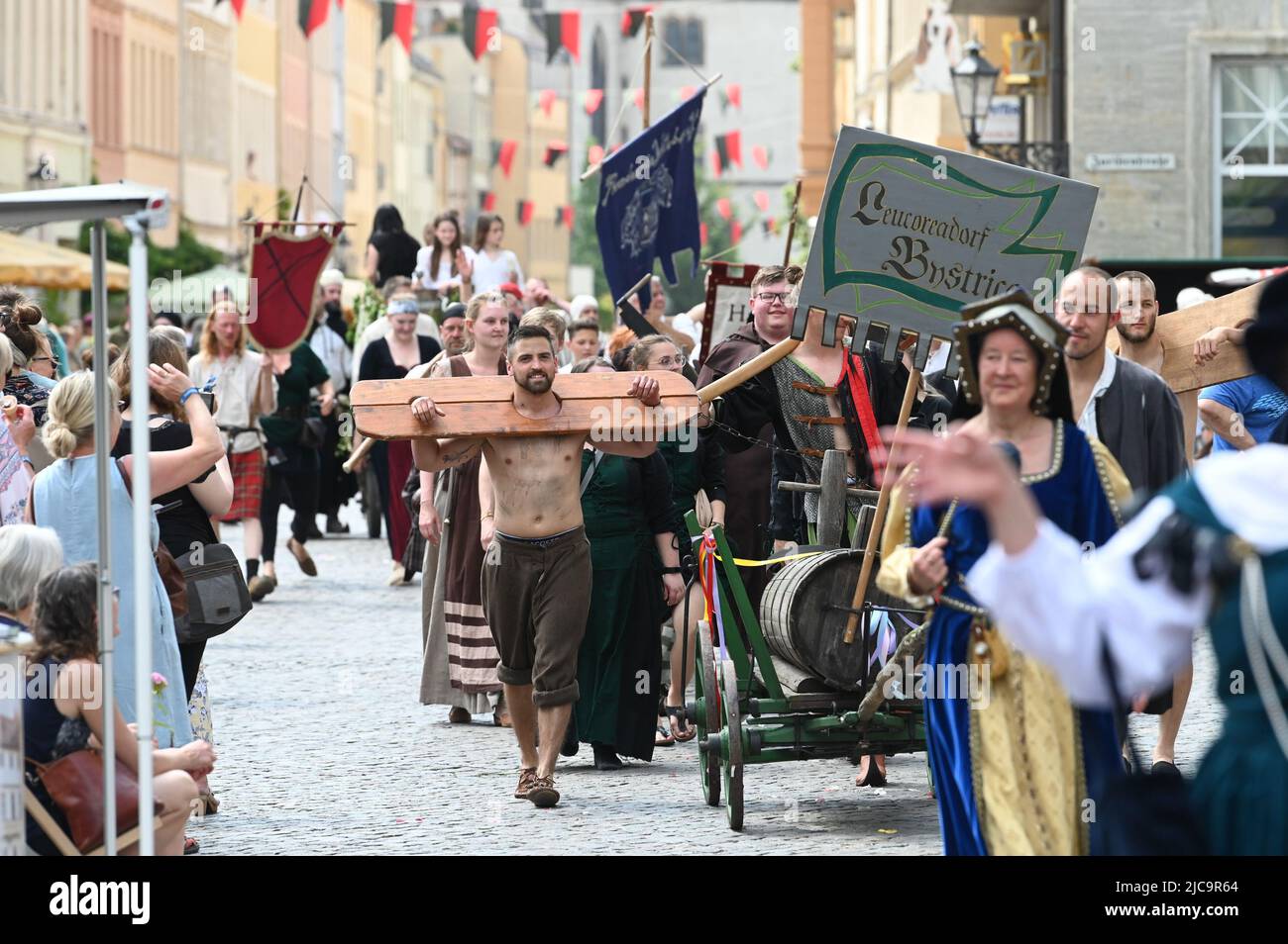 Wittenberg, Deutschland. 11.. Juni 2022. Die Parade zu Luthers Hochzeit