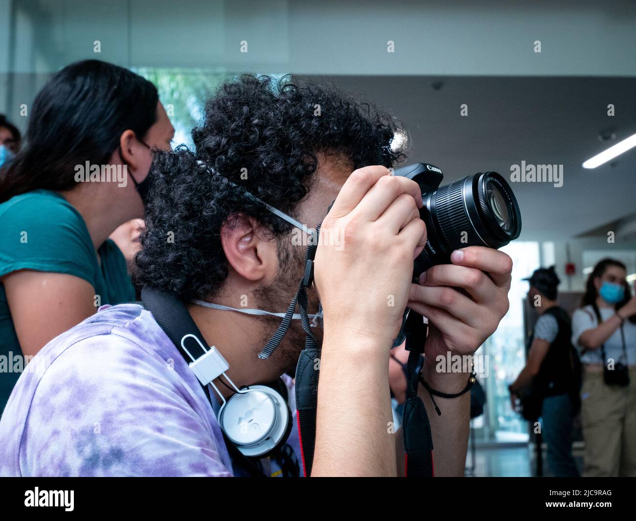 Medellin, Antioquia, Kolumbien - Februar 19 2022: Ein junger kolumbianischer Mann nimmt Bilder auf einer Photographer Convention auf Stockfoto