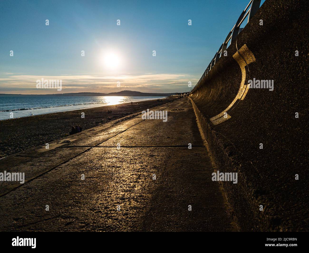 Strand in der Stadt Port Talbot, England, vor Sonnenuntergang 2022. Stockfoto