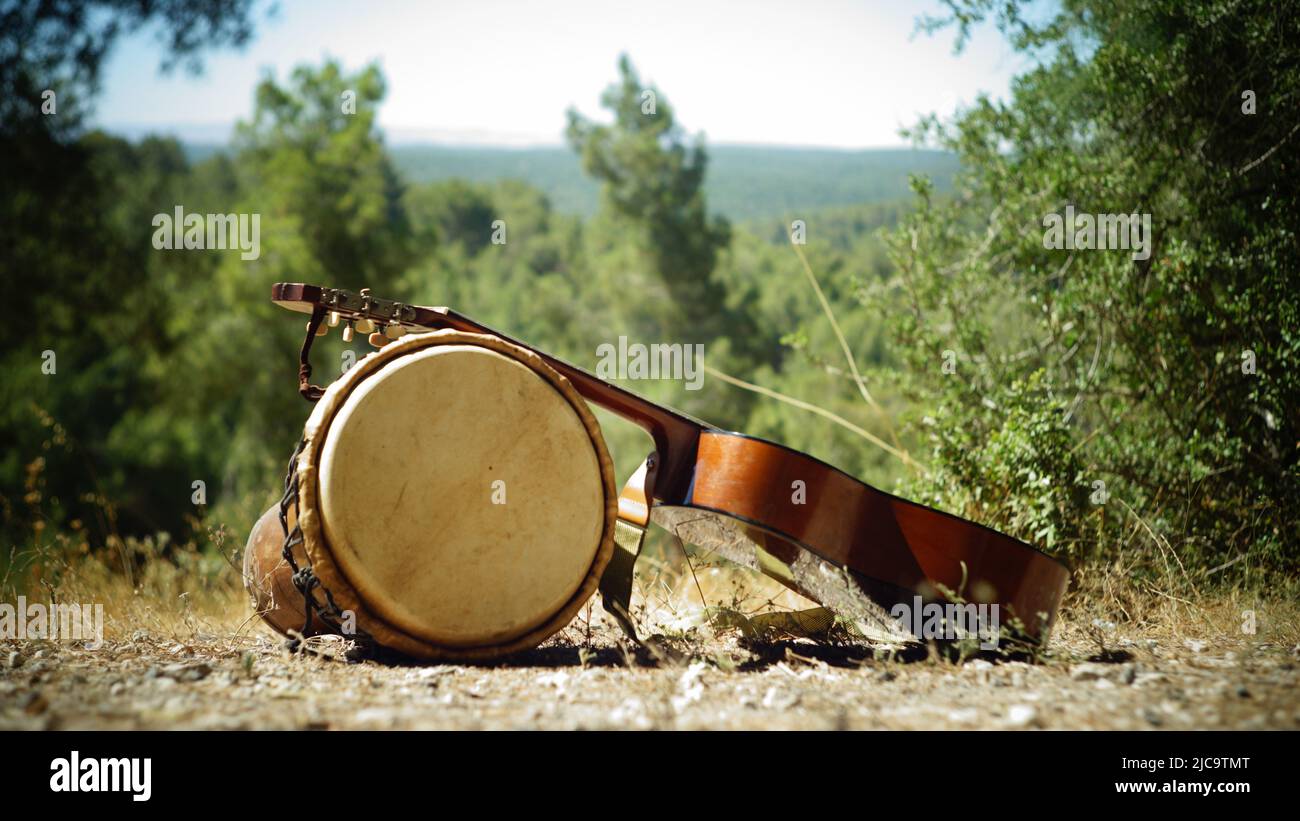 Gitarre und afrikanische Djembe-Trommel in der Natur Stockfoto