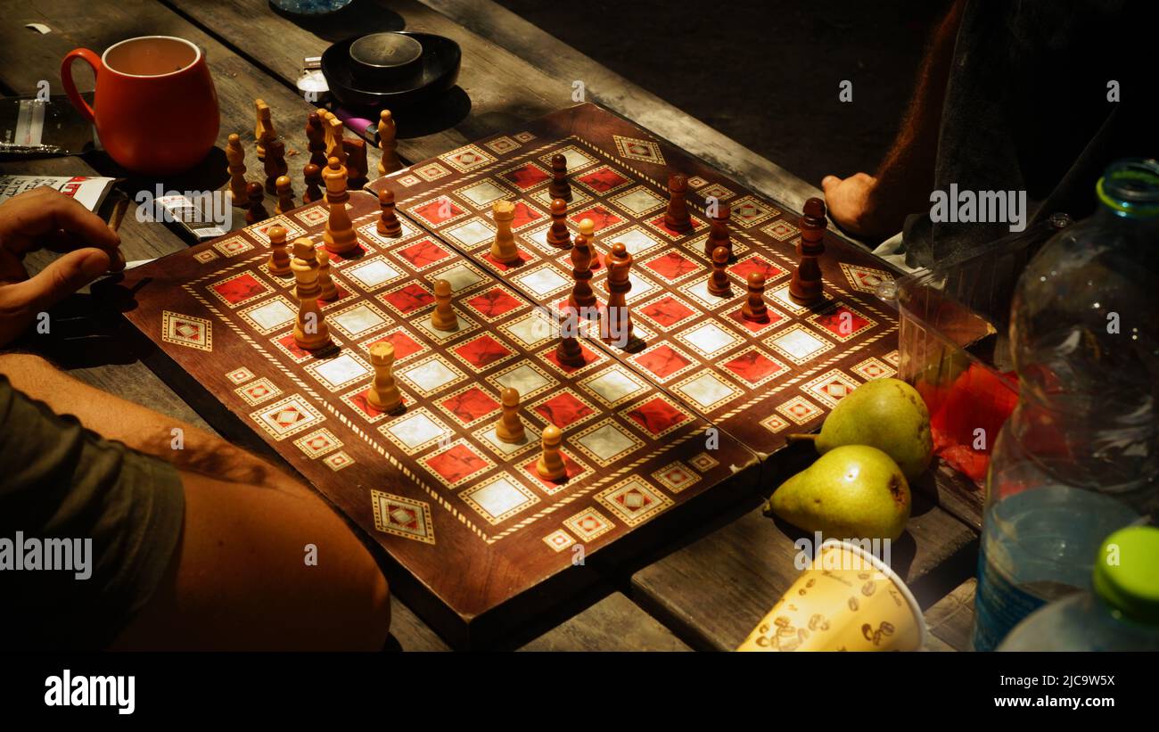 Schach, Schachbrett und Holzschachfiguren in der Natur auf dem Campingplatz Stockfoto