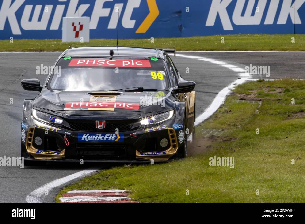 11.. Juni 2022; Oulton Park, Little Budworth, Kephire, England; Kwik Fit British Touring Car Championship, Oulton Park: Jade Edwards geht in ihrem Rich Energy BTC Racing Honda Civic Type R im Training etwas weit Stockfoto