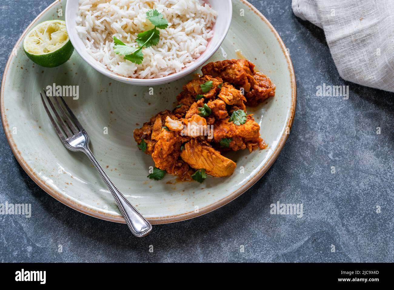 Parsi Fischpatia mit Reis - köstliches, aus der Parsi-Gemeinde in Bombay stammenden, feinen, frischen und leckeren, frischen und frischen Fisch Stockfoto