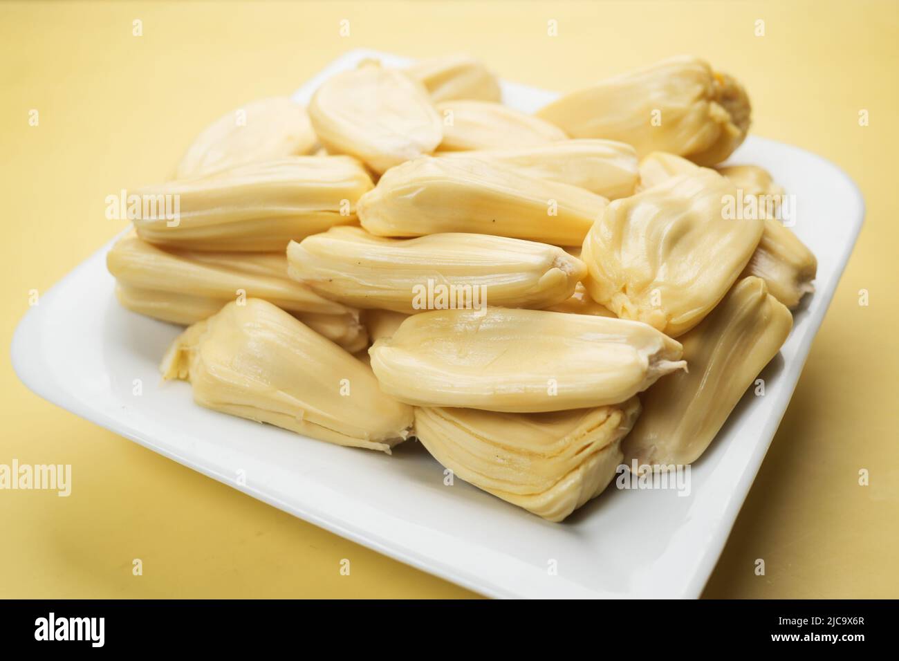 Draufsicht auf die Scheibe der Jackfruits in einer Schüssel auf dem Tisch. Stockfoto