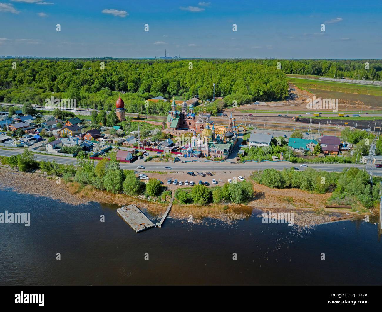 Der Tempel aller Religionen, auch der Ökumenische Tempel, das Internationale Kulturzentrum für spirituelle Einheit, das sich verschiedenen Religionen der Welt widmet. Kasan, Tatarstan, Russland. Drohnenansicht Stockfoto