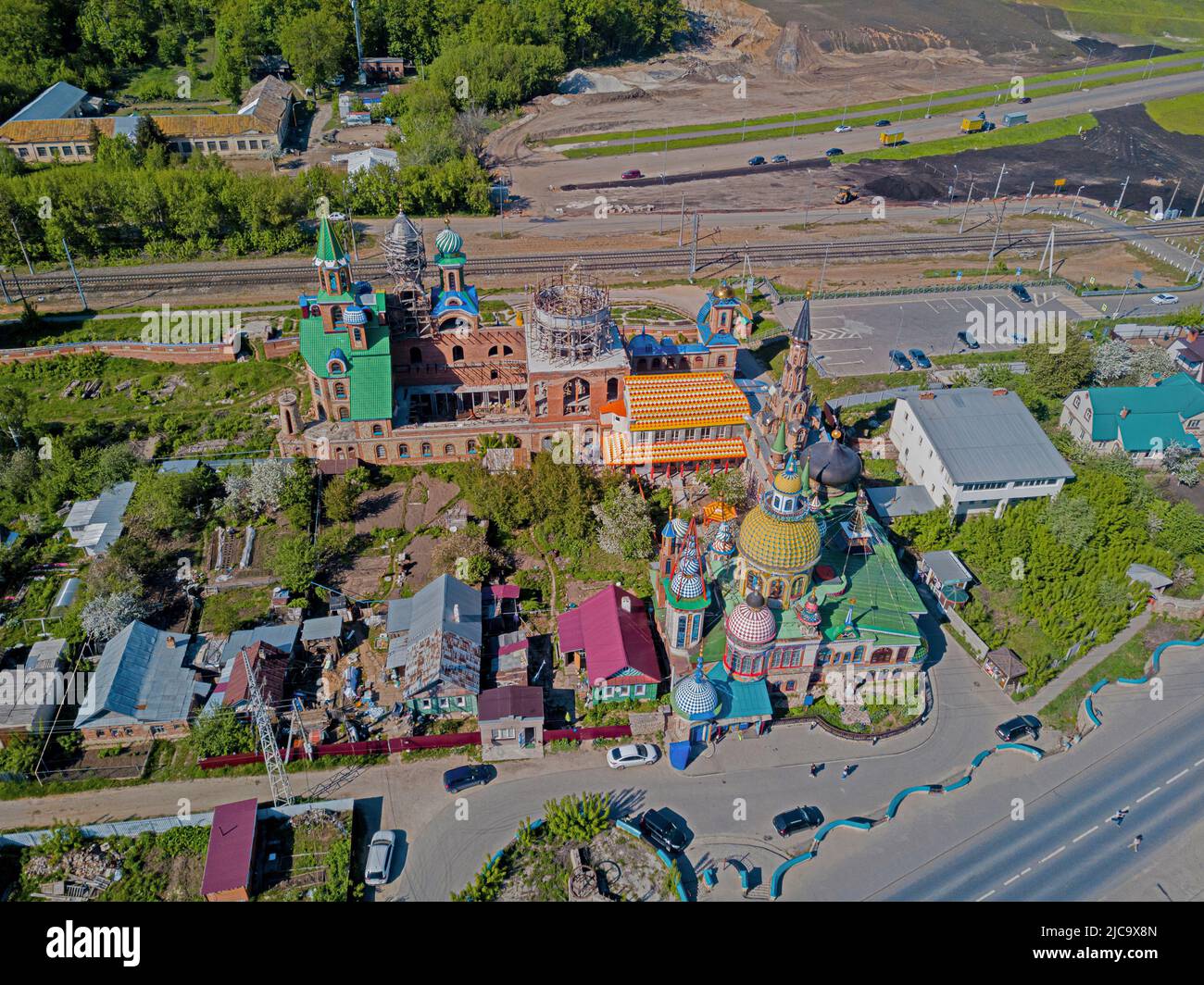 Der Tempel aller Religionen, auch der Ökumenische Tempel, das Internationale Kulturzentrum für spirituelle Einheit, das sich verschiedenen Religionen der Welt widmet. Kasan, Tatarstan, Russland. Drohnenansicht Stockfoto