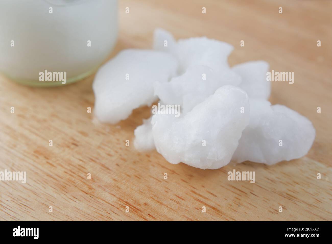 Kalte Öl-Kokosnuss auf einem Holzbrett Stockfoto