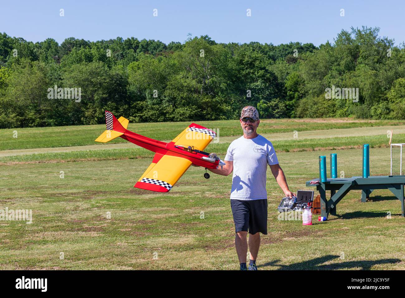 BETHLEHEM, NC, USA-28 MAY 2022: Stolzer Besitzer hält an einem Messetag ein gasbetriebenes, funkgesteuertes Modellflugzeug. Stockfoto