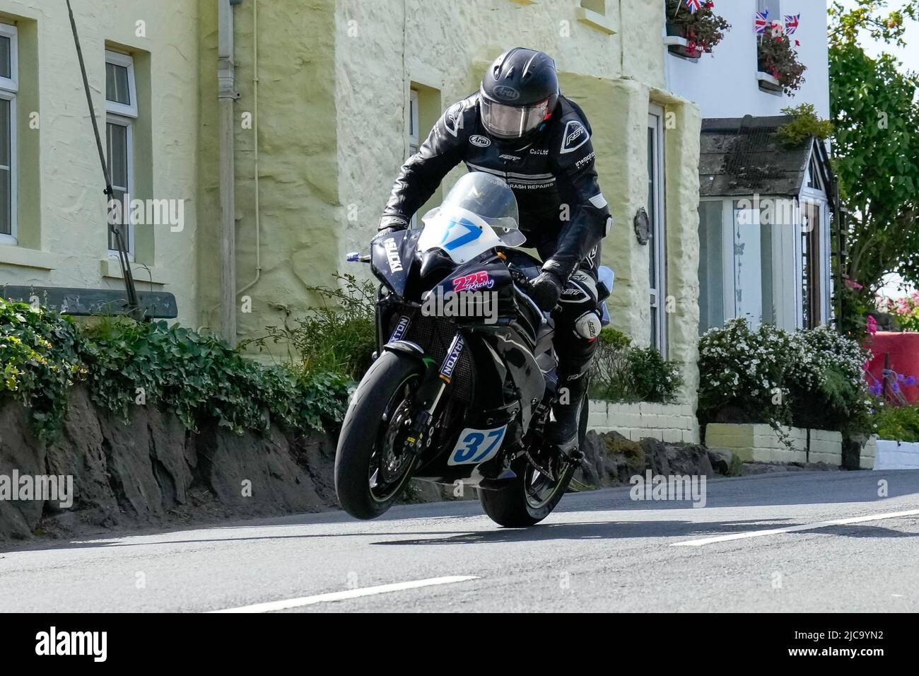 Douglas, Isle Of Man. 10.. Juni 2022. Mark Parrett (600 Kawasaki) vertritt das Team von Mark Perrett Electrical während des Monster Energy Supersport TT Race 2 auf der Isle of man, Douglas, Isle of man, am 8. Juni 2022. Foto von David Horn. Quelle: Prime Media Images/Alamy Live News Stockfoto