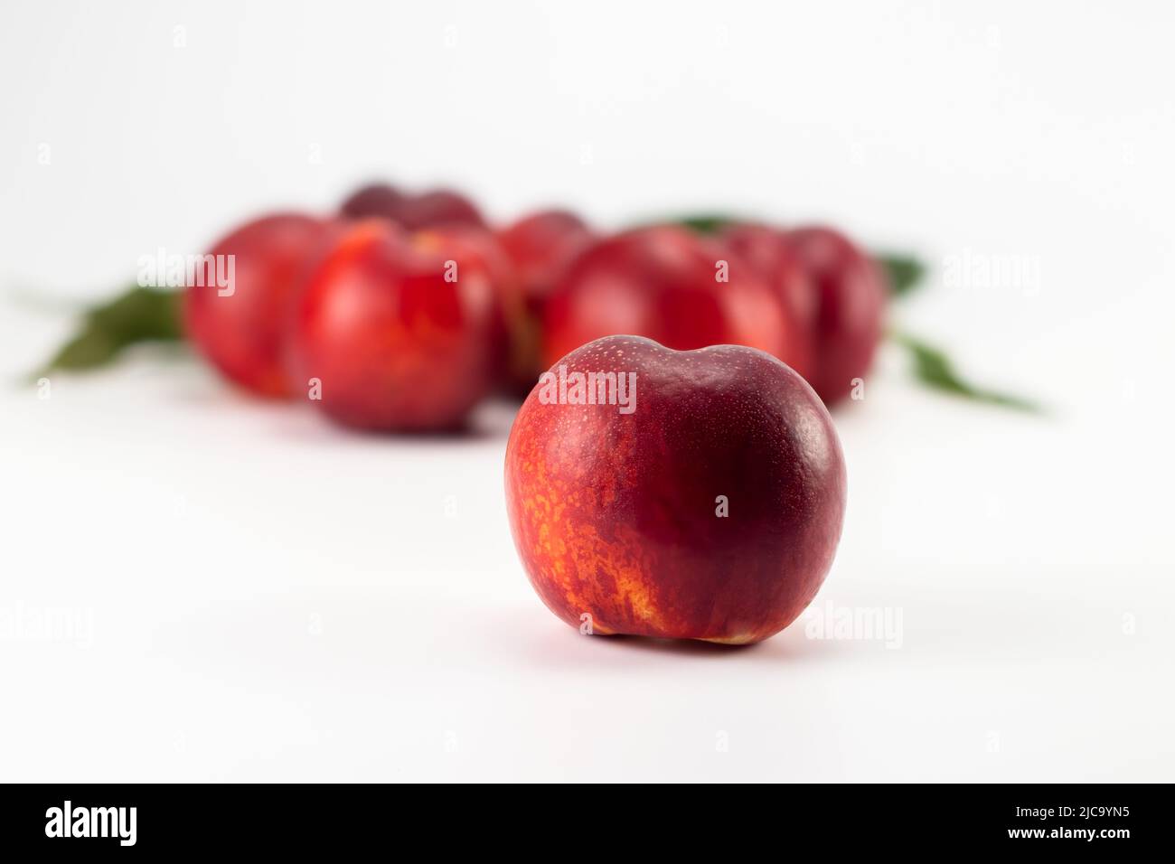 Nektarine Früchte isoliert auf hellem Hintergrund. Nahaufnahme. Selektiver Fokus. Stockfoto