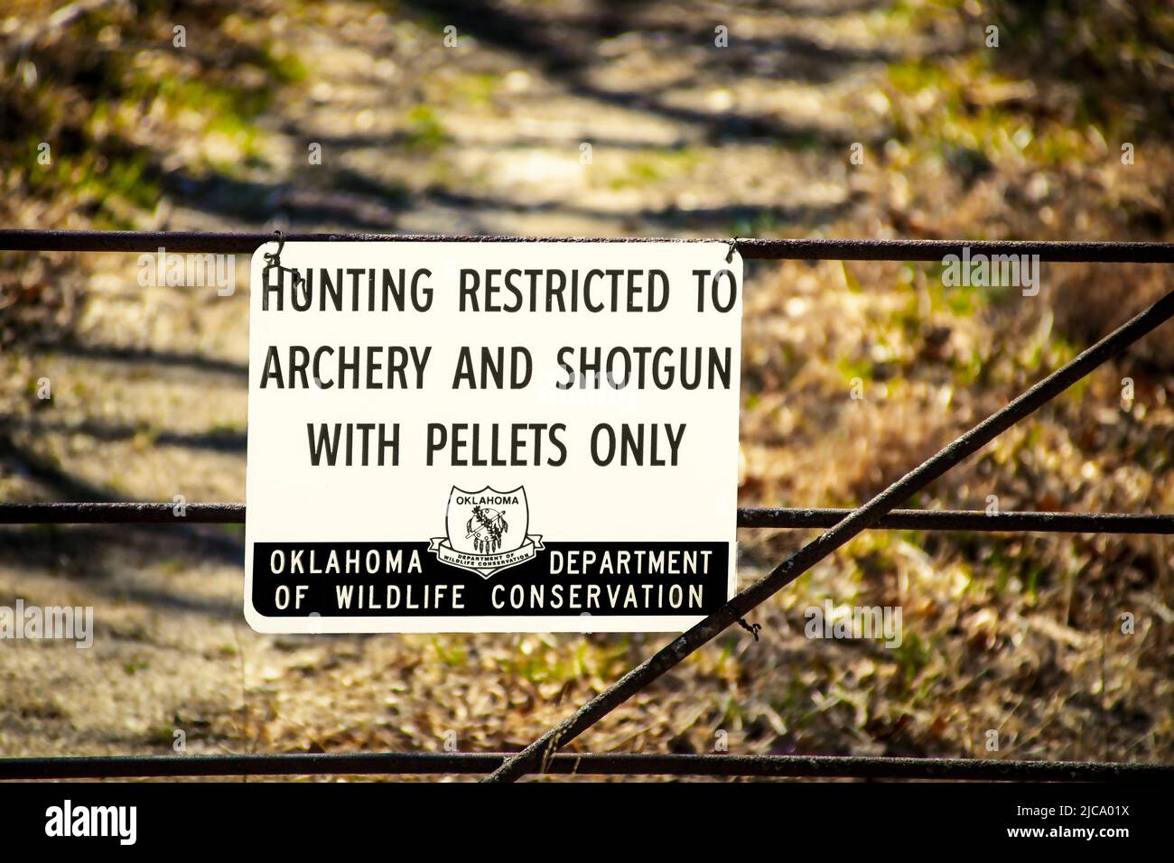 3-16-2022-Osage Co OK USA Zeichen eines Metallzaunes - Jagd auf Bogenschießen und Schrotflinte nur mit Pellets - ausgehängt vom Oklahoma Department of WI Stockfoto