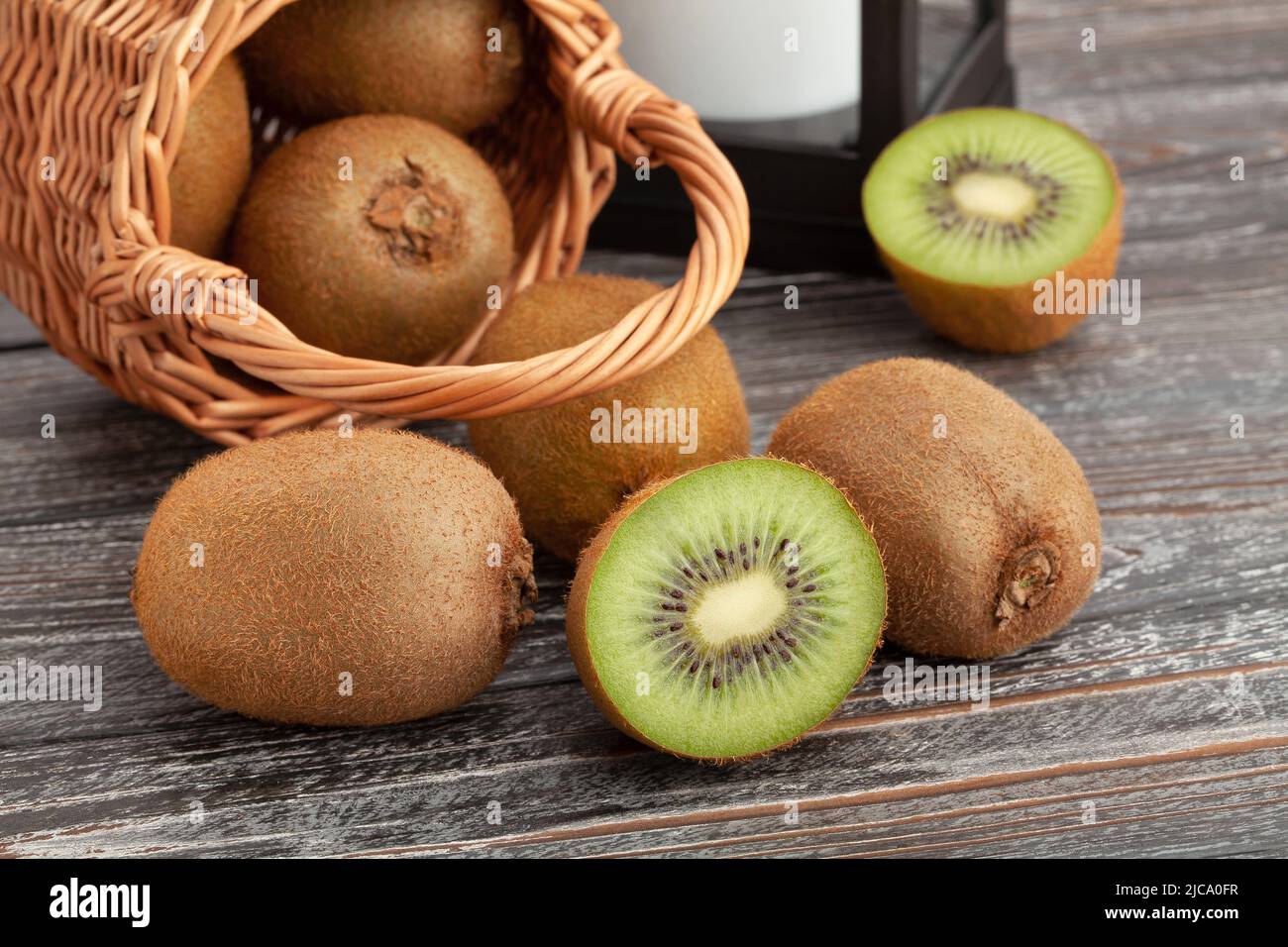 Kiwi in Scheiben auf Holzhintergrund Stockfoto