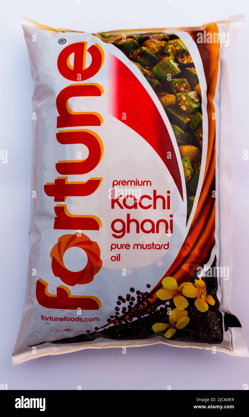 Kalkutta, Indien - 11. Juni 2022: Berühmte indische Senfölmarke Fortune Premium kachi ghani. Stockfoto
