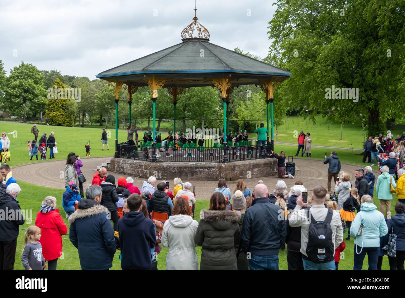 Strathaven, Schottland, Großbritannien. 11.. Juni 2022. Um den Bandstand im Park bei Strathaven Gala versammeln sich Menschen, die nach einer zweijährigen Abwesenheit aufgrund der Covid-19-Pandemie zurückkehren. Kredit: Skully/Alamy Live Nachrichten Stockfoto