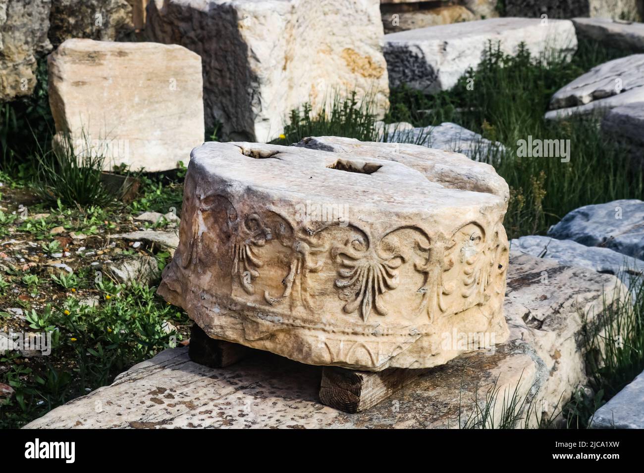 Detail des runden gebrochenen Abschnitts der Säule des Parthenon bei der Akropolis von Athen, der identifiziert, aber noch nicht für den Wiederaufbau auf Holz verwendet wurde Stockfoto