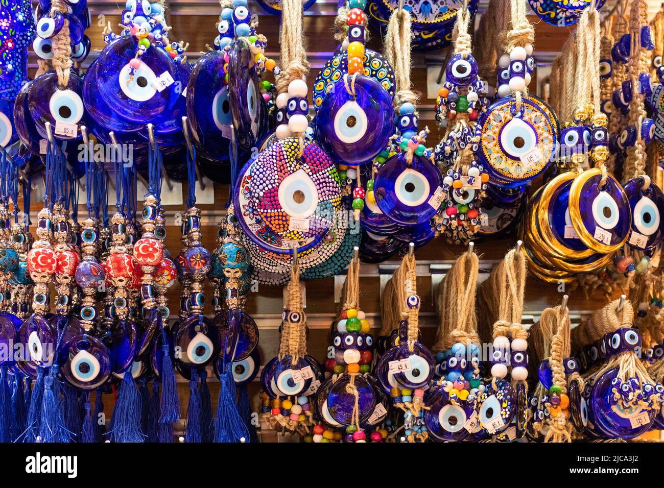 Blue Evil Eye nazar oder Amulette zum Verkauf in Istanbul, Türkei Stockfoto