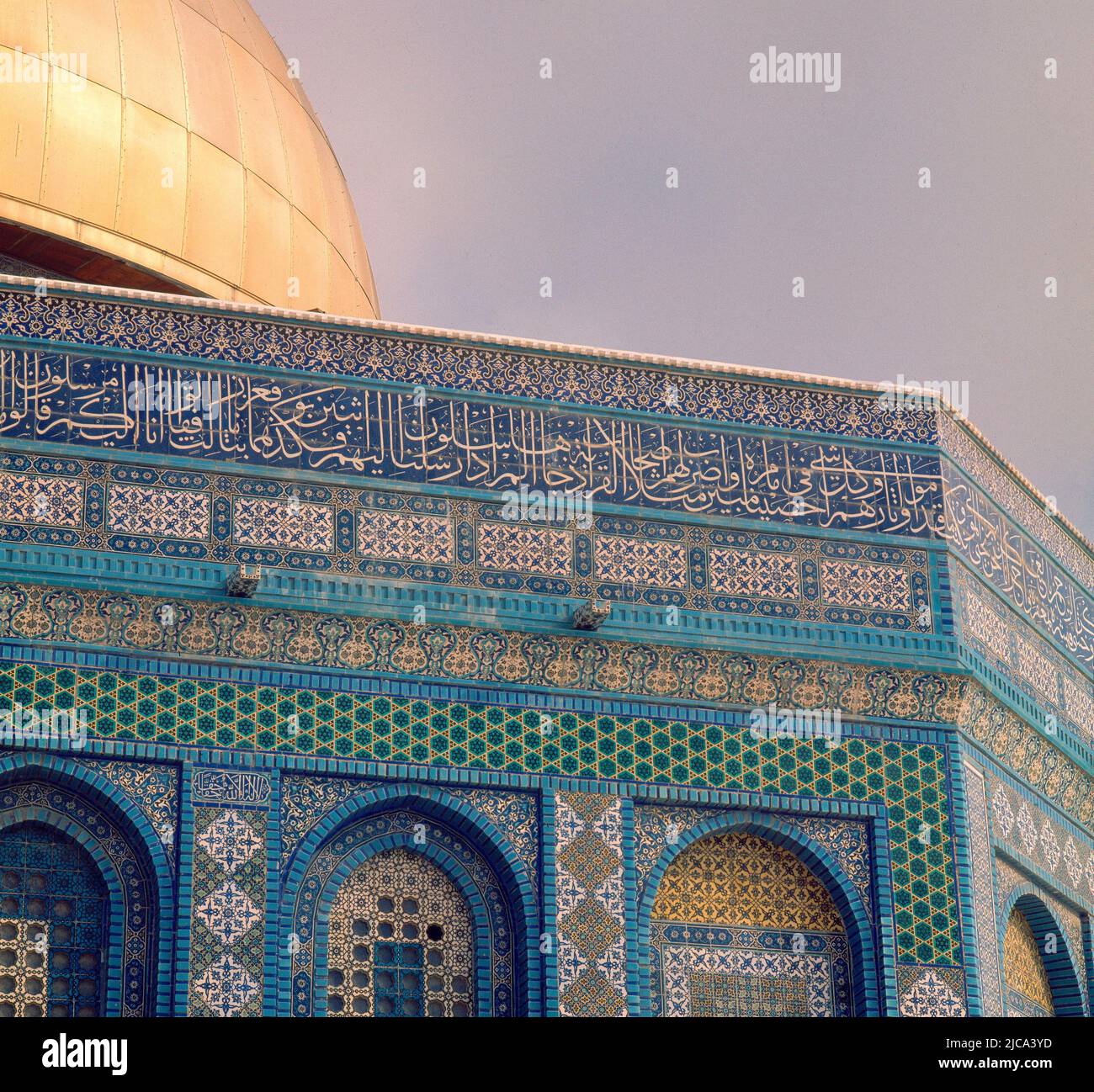 PANELES DE AZULEJOS EN LA PARED EXTERIOR DE LA CUPULA DE LA ROCA REALIZADOS EN EL S XVI - FOTO AÑOS 60. LAGE: MEZQUITA DE LA ROCA / OMAR. JERUSALEM. ISRAEL. Stockfoto